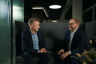 Milestone Systems erwirtschaftete 2022 einen Rekord-Nettoumsatz. Darüber freuen sich CEO Thomas Jensen (l.) und CFO Lars Larsen. 