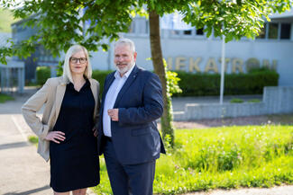 Petra Riesterer und Michael Roth, Geschäftsführende der Hekatron Unternehmen, feiern den 60. Geburtstag von Hekatron.