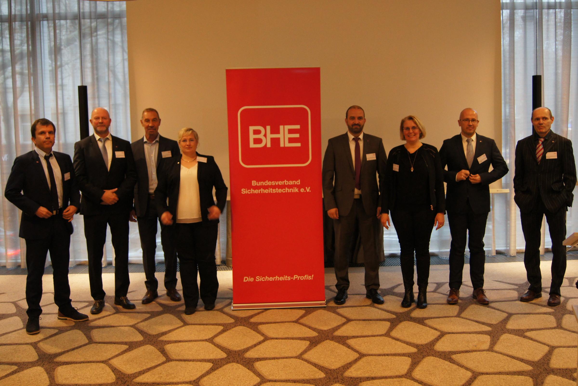 Der BHE-Vorstand um den Vorsitzenden Norbert Schaaf (3.v.l.) wurde auf der BHE-Mitgliederversammlung am 19. November in Köln bestätigt.