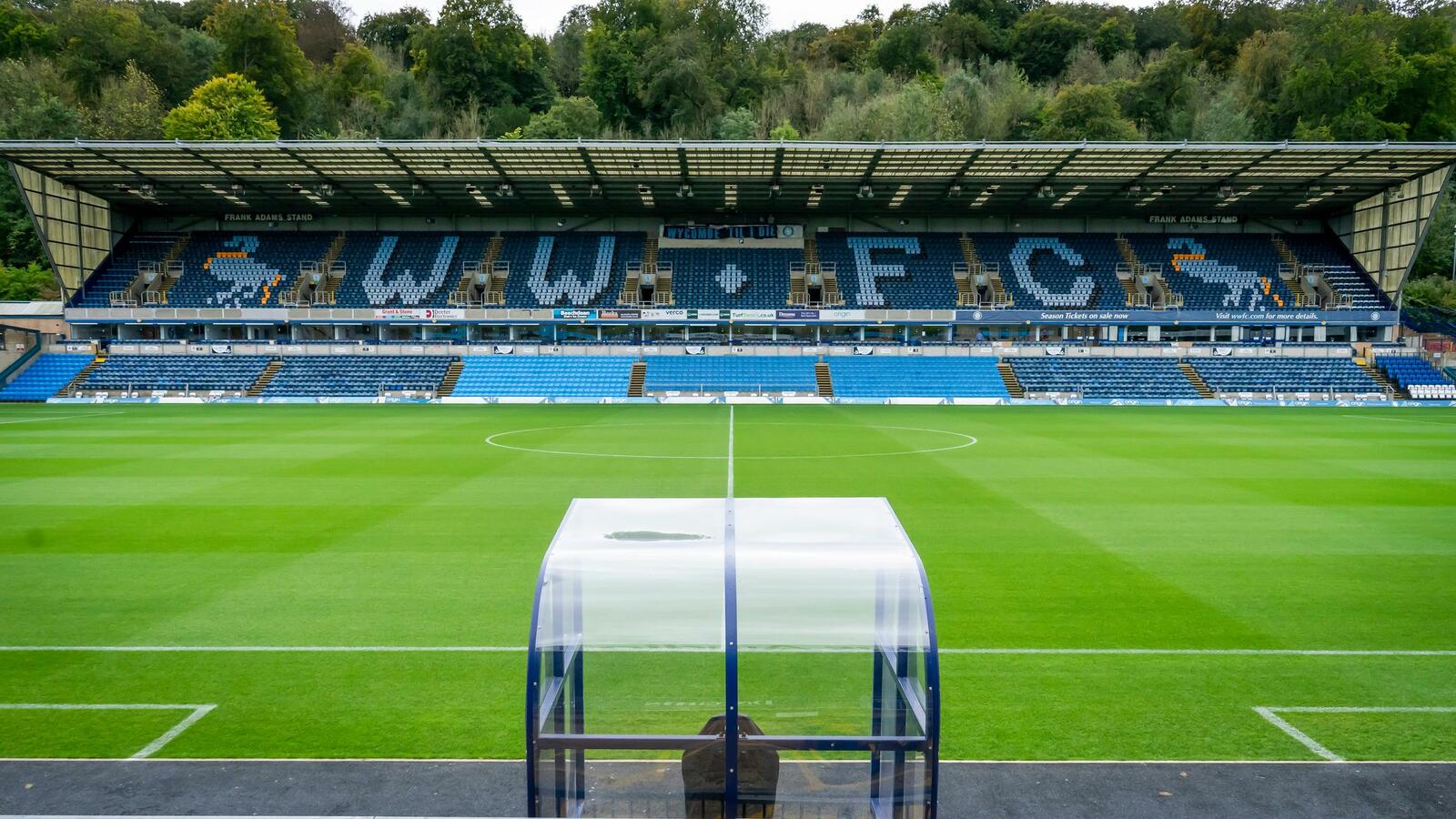 Eine IP-basierte Beschallungs- und Sprachalarmierungslösung von Bosch sorgt im Stadion der Wycombe Wanderers für Sicherheit.