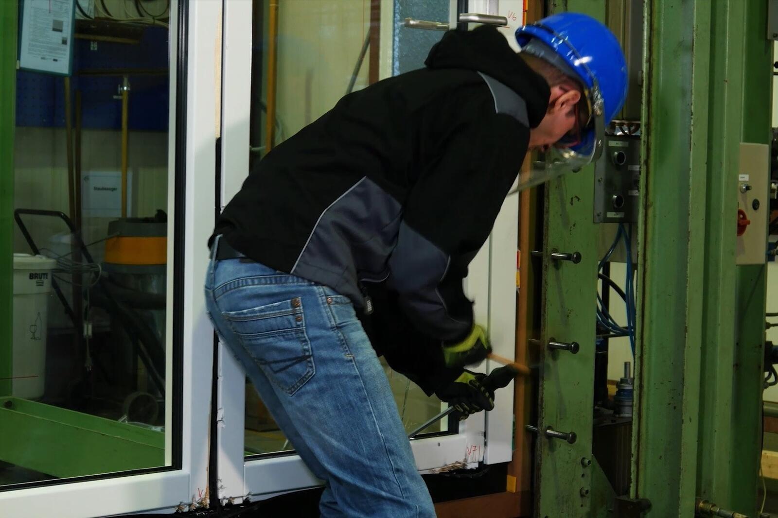 Normgerechte Prüfung eines einbruchhemmenden Fensters im Prüfinstitut Schlösser und Beschläge Velbert (PIV).