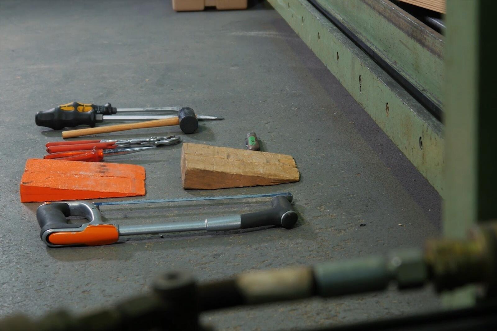 Der übliche Werkzeugsatz für manuellen Angriff bei Prüfung der Einbruchhemmung. Einbrecher benutzen in der Regel das gleiche Werkzeug.