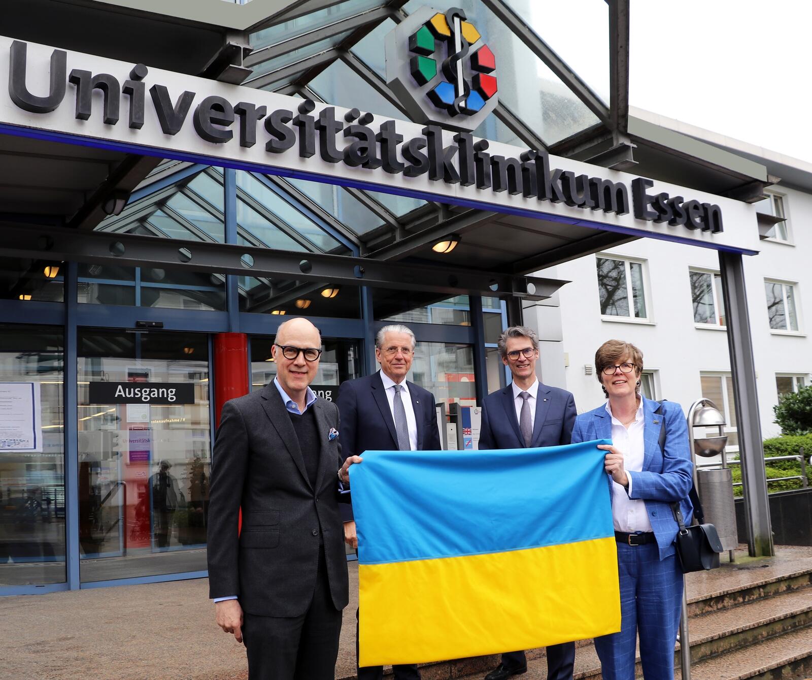 Kötter zeigt Flagge für die Ukraine und unterstützt die Opfer des Krieges mit einer Spende an die Stiftung Universitätsmedizin Essen.