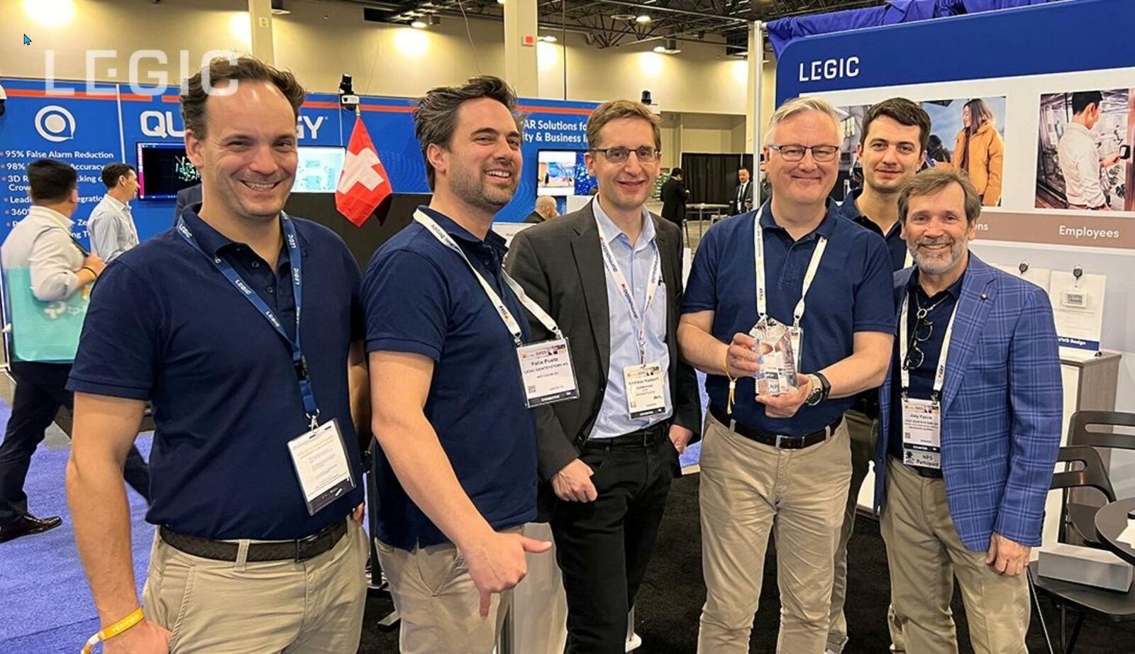 Legic-Mitarbeiter freuten am 23. März 2022 auf der ISC West in Las Vegas über die Auszeichnung der Cloud-Lösung „Legic Connect Go“.