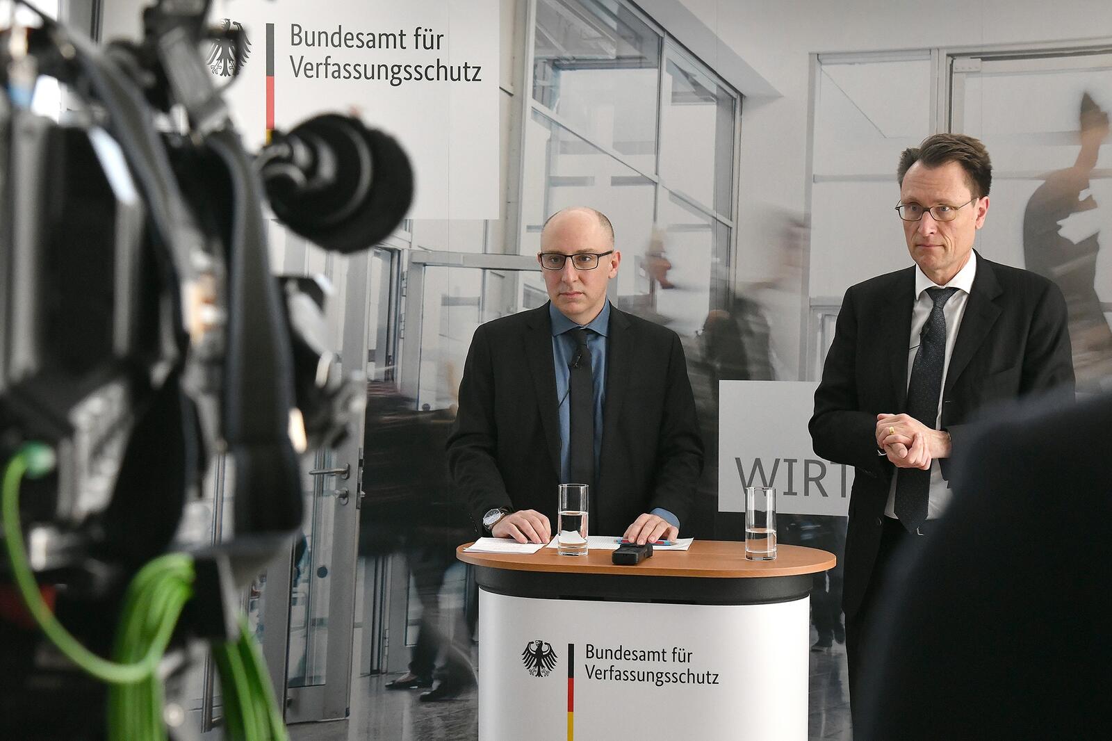 Sinan Selen (l.) und Volker Wagner auf der Pressekonferenz der 15. gemeinsamen Sicherheitstagung, die unter dem Thema „Sicherheit in einer komplexen Welt“ stand.