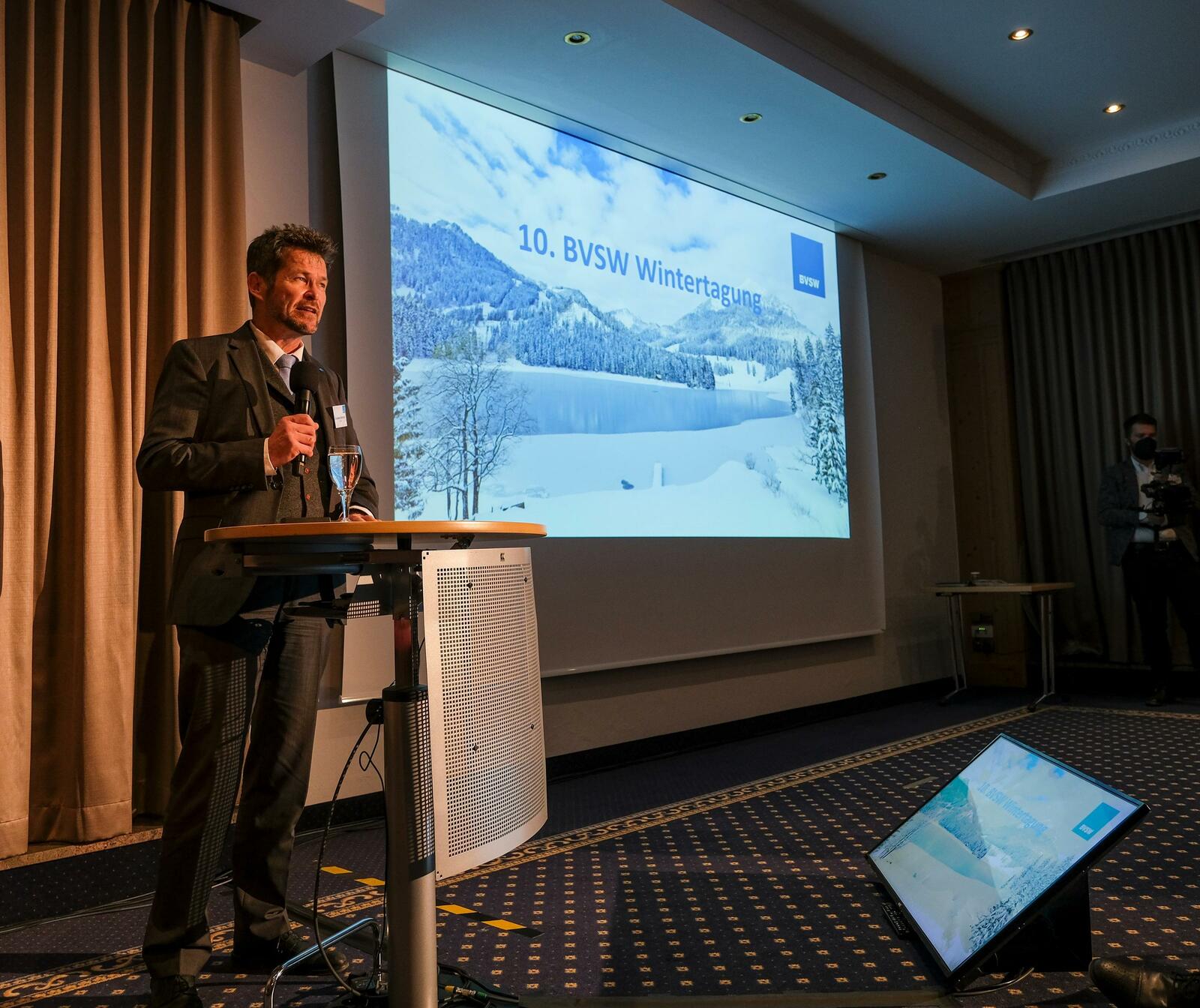 Johannes Strümpfel, neuer Vorstandsvorsitzender des BVSW, begrüßte die Teilnehmer zur 10. Wintertagung am Spitzingsee.