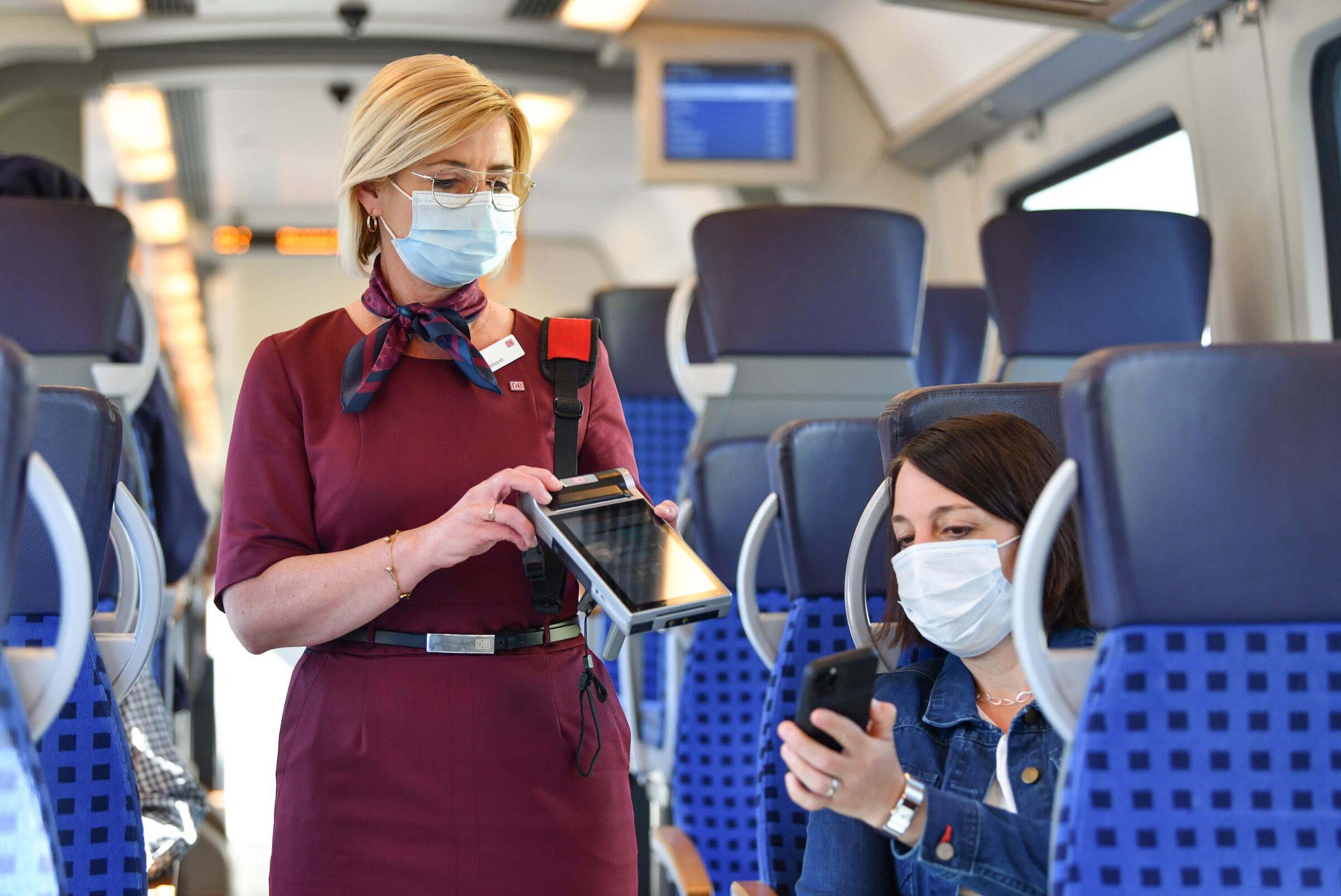 Servicemitarbeiter sind nicht selten Anfeindungen von Reisenden wegen der Durchsetzung der Maskenpflicht ausgesetzt gewesen.