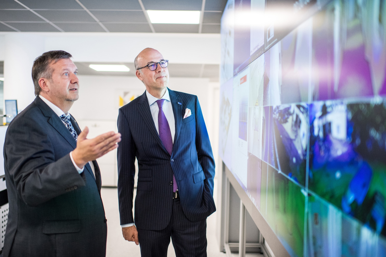 Verwaltungsrat Friedrich P. Kötter (r.) und Andreas Winterott, Prokurist und Leiter der NSL, am Campus Essen, der über eine autarke Energieversorgung verfügt. 