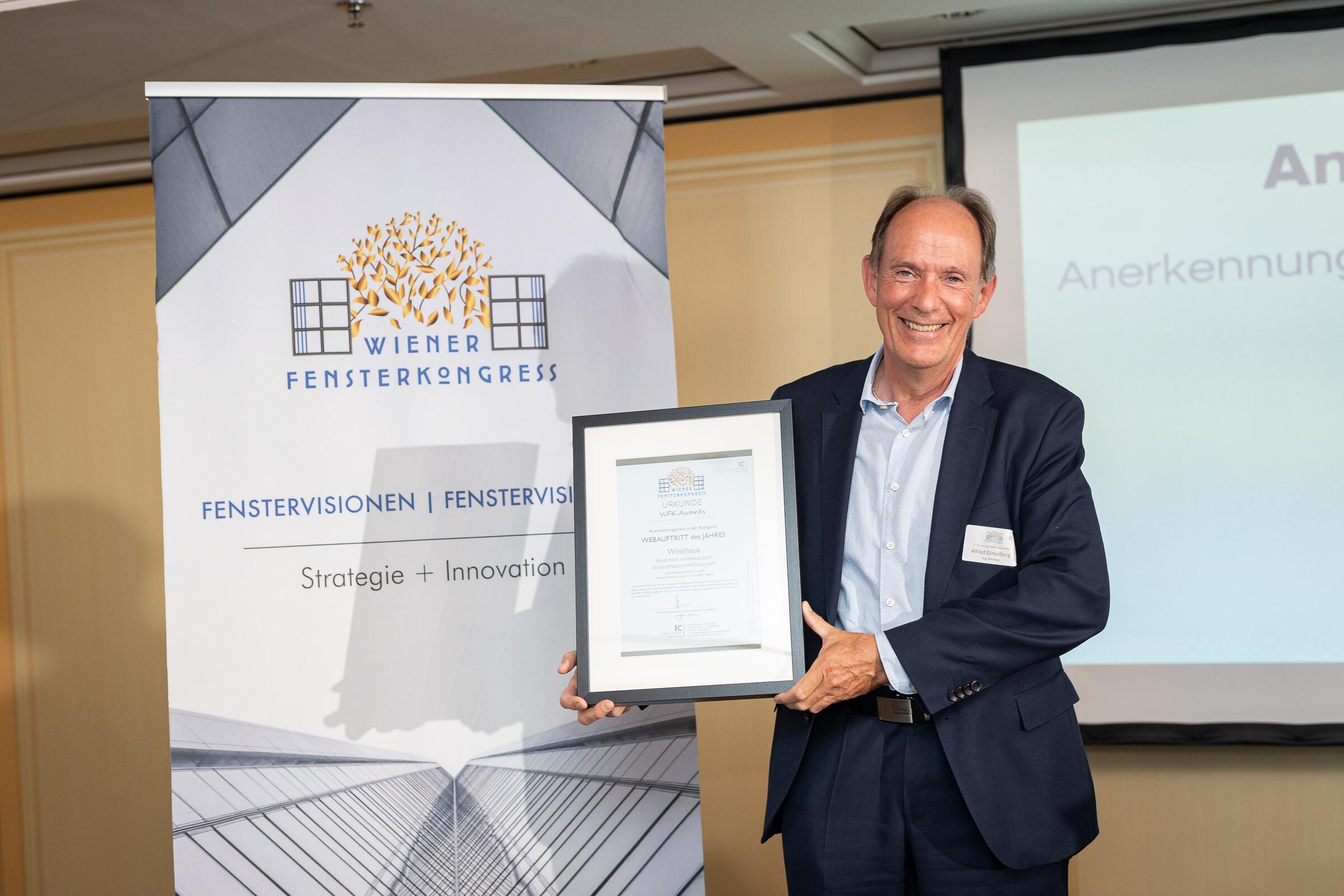 Alfred Dinkelborg, Leiter Produktmanagement Winkhaus Gruppe, nahm den Award des Wiener Fensterkongresses entgegen.