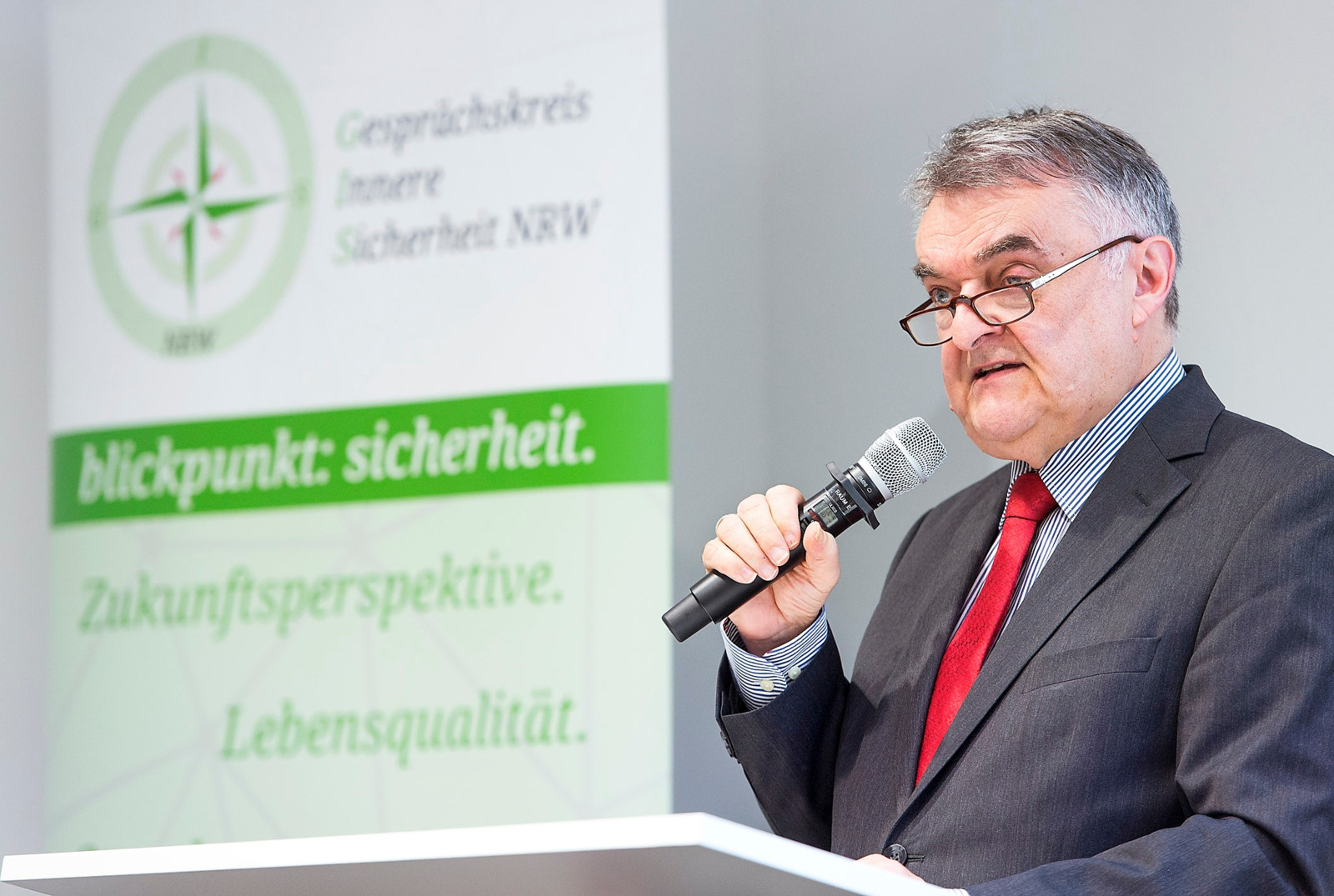 Der Innenminister von Nordrhein-Westfalen, Herbert Reul, eröffnet die Security Essen 2022, die in diesem Jahr auch ein attraktives Rahmenprogramm zu bieten hat. 