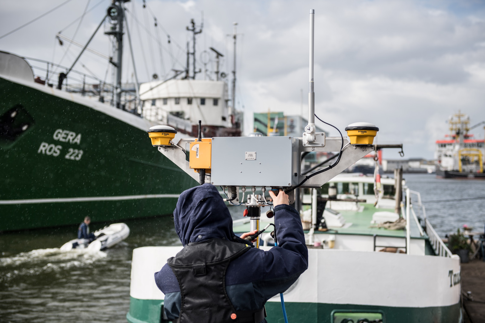 Geeignete Lagebildsysteme können den Schutz maritimer Infrastrukturen gewährleisten. Hier wird der Hafen mit Instrumenten und Kommunikationssystemen instrumentiert.