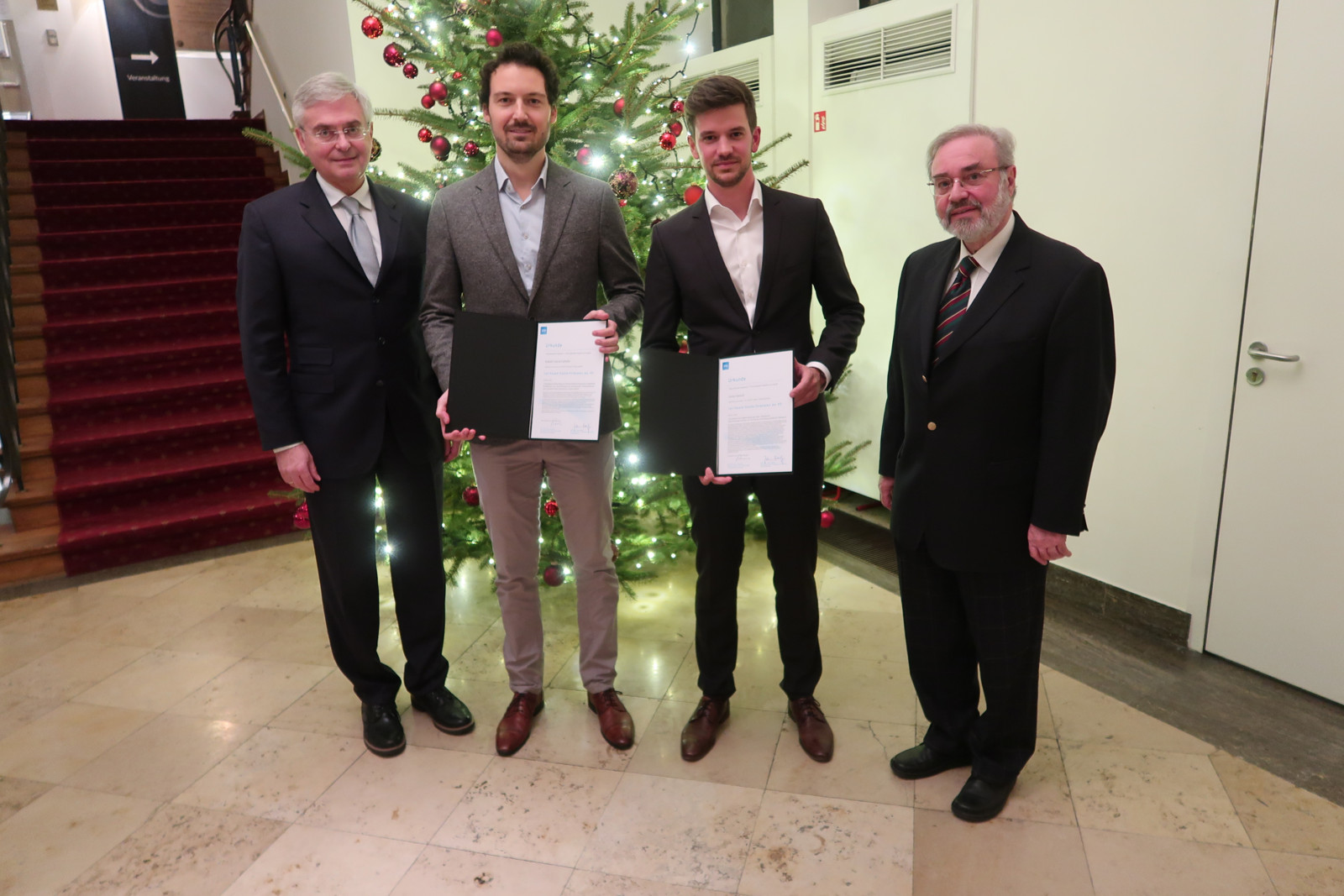 Rafael Garcia Carballo (2.v.l.) und Lucas Janisch wurden von CES Geschäftsführer Richard Rackl (links), und  von Prof. Dr. Hans-Georg Schnürch (Beirat CES) für ihre Abschlussarbeiten mit dem CES-Förderpreis ausgezeichnet.
