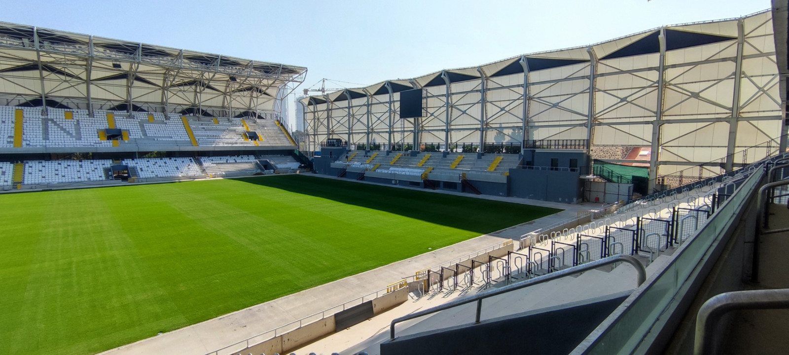 Jeder der 15.000 Sitze des Alsancak Stadions in Izmir sollte mit einer Auflösungsdichte von mindestens 144 Pixel pro Meter erfasst werden. Mit der Dallmeier Lösung waren es fast 40 Prozent mehr. 