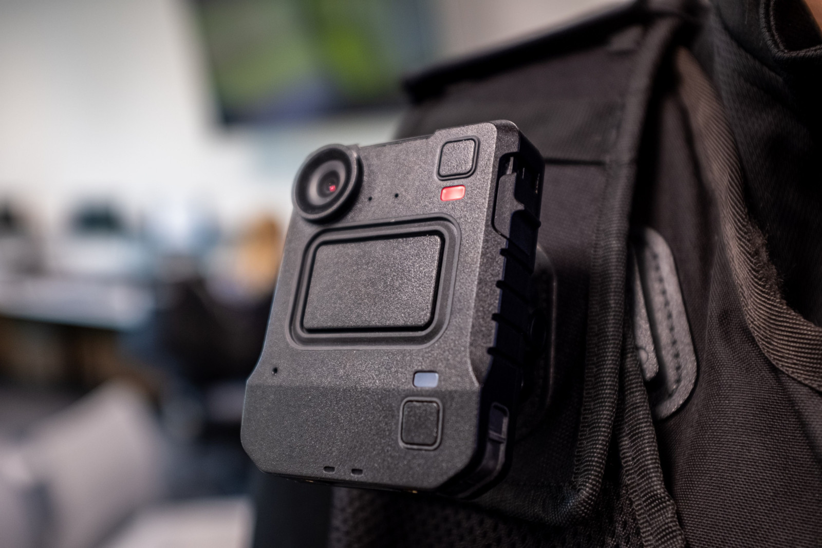 Die Bodycams sollen der Polizei dabei helfen, potenziell gefährliche Situationen zu deeskalieren sowie die Sicherheit und Transparenz im Einsatz zu erhöhen.