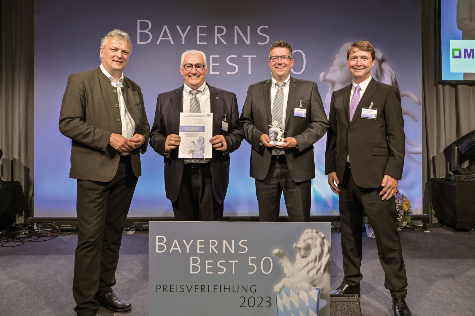 Die Munk Group ist erneut mit dem Preis Bayerns Best 50 ausgezeichnet worden (v.l.n.r.): Wirtschaftsstaatssekretär Roland Weigert, Ferdinand Munk, Munk Group, Alexander Werdich, Munk Group, Marcus von Goldacker als Vertreter der Jury. 