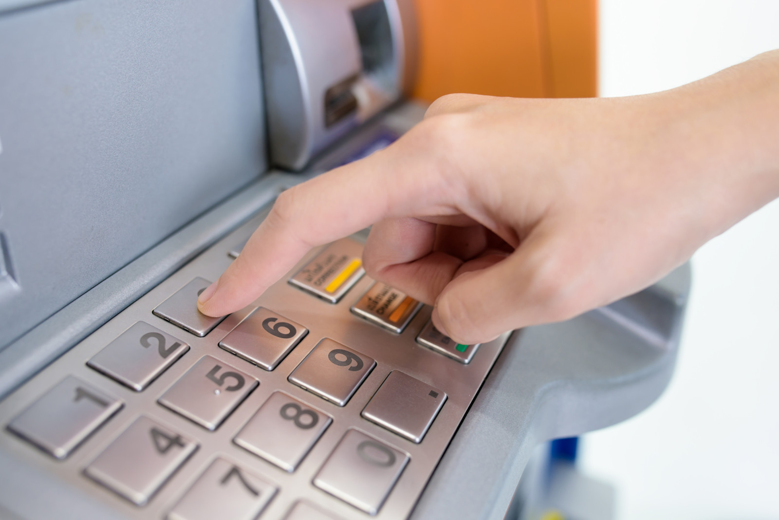 Betrügern an Geldautomaten kann Edge Computing sofort das Handwerk legen: Durch Auswertung von Videos und Verhaltensanalysen vor Ort und in Echtzeit schaltet sich der Automat bei Verdacht sofort selbst ab.
