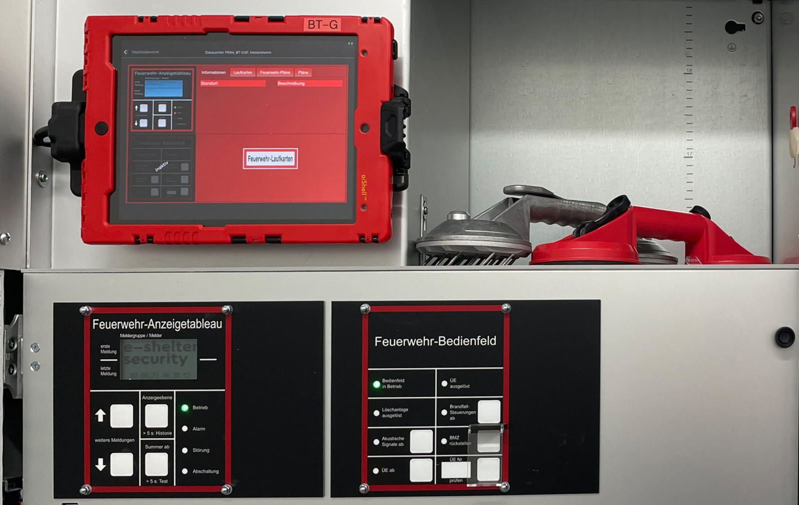 Grafisches Informationssystem im Rechenzentrum: Auch in den Feuerwehr-Anlaufstellen der einzelnen Gebäudeteile ist ein Tablet mit der Aplismobile App installiert.
