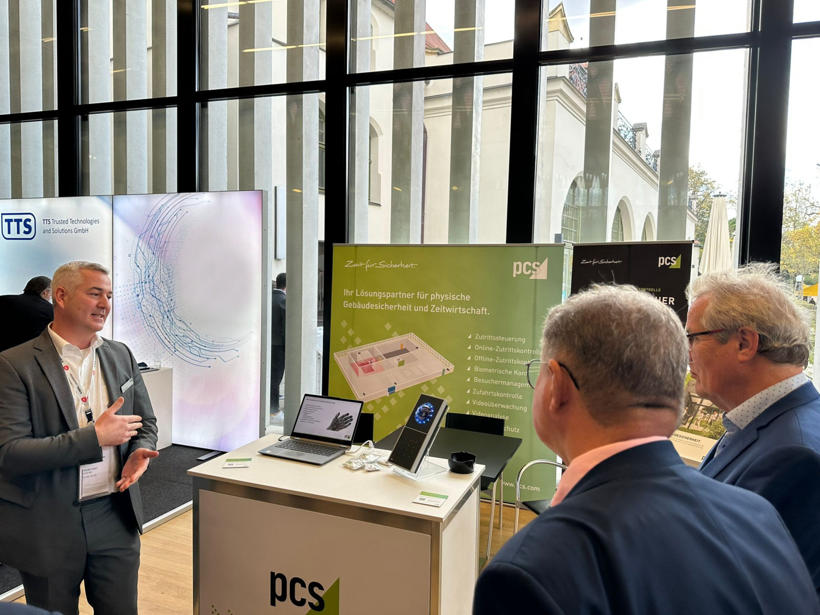 Auf der Protekt Leipzig informierten sich hochrangige Besucher auf dem PCS-Stand über die Absicherung Kritischer Infrastruktur mit Hilfe biometrischer Handvenenerkennung. 